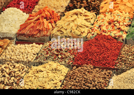 Un assortiment de fruits secs pour la vente. Banque D'Images