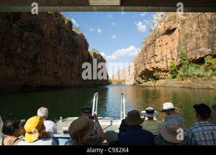 Les touristes en croisière en bateau dans les gorges de Nitmiluk (Katherine) Parc National. Katherine River, Territoire du Nord, Australie Banque D'Images