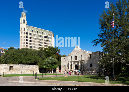 Alamo Plaza en regardant vers l'Emily Morgan Hotel et l'Alamo Mission, lieu de la célèbre bataille, San Antonio, Texas, USA Banque D'Images