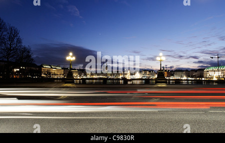 Le trafic, de flou, du lac Alster, Winterhude district, ville hanséatique de Hambourg, Allemagne, Europe Banque D'Images