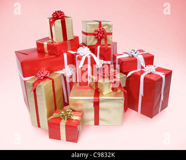 Pile de cadeaux de Noël isolé sur fond rose with clipping path Banque D'Images