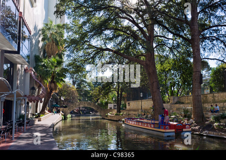 Promenade le long de la rivière dans le centre-ville de San Antonio, Texas, USA Banque D'Images