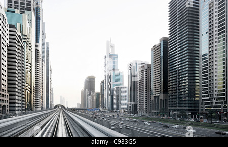 Voir le métro sur Sheikh Zayed Road, coucher du soleil, le centre-ville de Dubai, Dubaï, Émirats arabes unis, Moyen Orient Banque D'Images