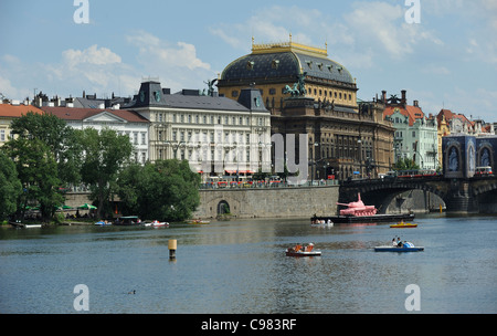 Pont Legii réservoir rose art installation Narodni divadlo Théâtre National La Vltava Prague République Tchèque Banque D'Images