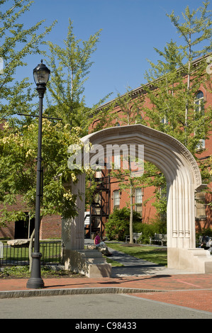 Maison de brique coloniale sous une arche et lampost à Salem, Mass. Banque D'Images