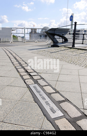 Bien sûr, les pierres du souvenir du mur de Berlin, du quartier du gouvernement Regierungsviertel, Mitte, Berlin, Germany, Europe Banque D'Images