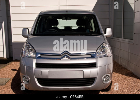 Une nouvelle Citroën automobile d'argent sur l'affichage à l'Alistair Fleming concessionnaire automobile à Glasgow , Royaume-Uni Banque D'Images