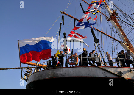 Brandissant l'équipage du grand voilier russe Krusenstern, flair maritime, port d'Anniversaire, Landungsbruecken, Port, Hambourg Banque D'Images