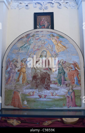 La peinture de Raphaël intitulé intronisé vierge à l'enfant avec des anges musiciens dans l'église de Saint Sébastien à Panicale, Italie. Banque D'Images