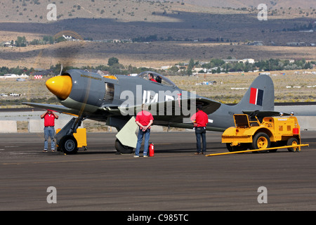 Hawker Sea Fury 'Argounaut' faisant un moteur tourner pendant le Championnat national 2011 Reno Air Races. Banque D'Images