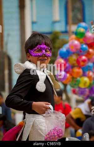 Acrobates sur échasses rebondissantes de divertir la foule dans une rue à Celendin parade, au Pérou. Banque D'Images