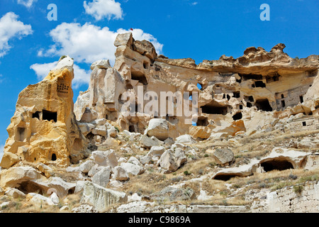 Relics ruines du vieux village troglodyte de l'habitat humain sculpté dans du calcaire et de collines de grès, paysage, l'espace de copie les marges des cultures