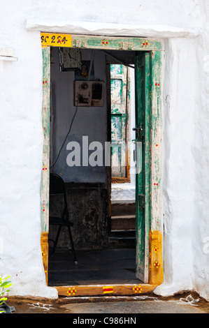 Grâce à une vieille maison de village indien à une porte arrière. L'Andhra Pradesh, Inde Banque D'Images