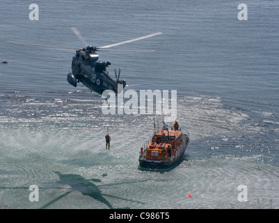 Hélicoptère de sauvetage en mer de l'air et la vie de lézard Lizard Point bateau Cornwall England UK Jour Sauvetage Lézard Banque D'Images