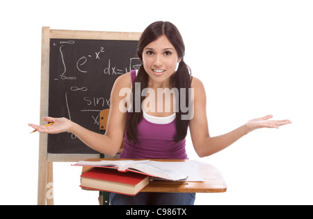 A souligné le lycée ou l'université d'étudiants hispaniques par séance 24 classe de mathématiques au tableau noir avec formules mathématiques complexes Banque D'Images