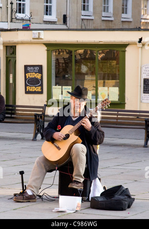 Musicien ambulant dans l'abbaye de Bath - Gary Millhouse Banque D'Images