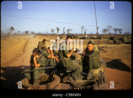 9e Division d'infanterie, d'arriver au Vietnam APC M113 Véhicules blindés de transport de troupes militaires en attente de la route Banque D'Images