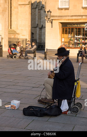 Gary Millhouse The Busker dans l'abbaye de Bath Courtyard Banque D'Images