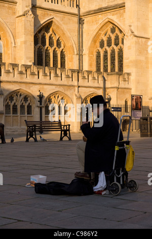 Gary Millhouse The Busker dans l'abbaye de Bath Courtyard Banque D'Images