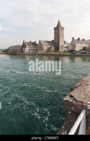 Portbail avec son église normande, Norte Dame, marée haute à la mer marée traversant le pont des arches 13 Banque D'Images