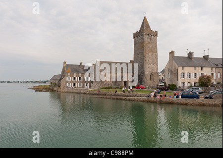 Portbail avec son église normande, Norte Dame, marée haute à la mer marée traversant le pont des arches 13 Banque D'Images