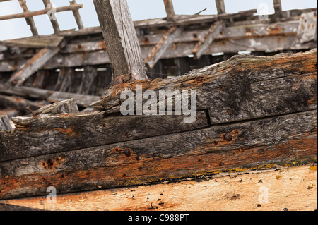 Vieux bateau de pêche épave sur le côté du port de plaisance de gauche à des éléments qui ont été lentement érodé. Banque D'Images