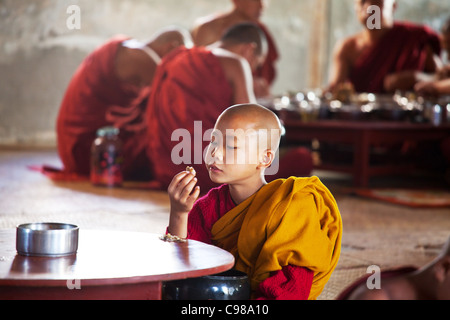 Jeune moine bouddhiste a le maigre dîner au monastère Shwe Yan Pyay, au Lac Inle le 2 février 2011 dans Nyaungswe, Myanmar. Banque D'Images