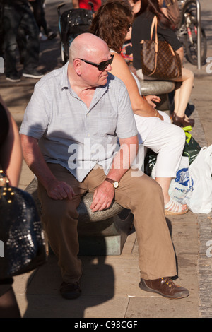 Chauve, homme d'âge moyen dans les lunettes de soleil sur Fargate, Sheffield, UK Banque D'Images