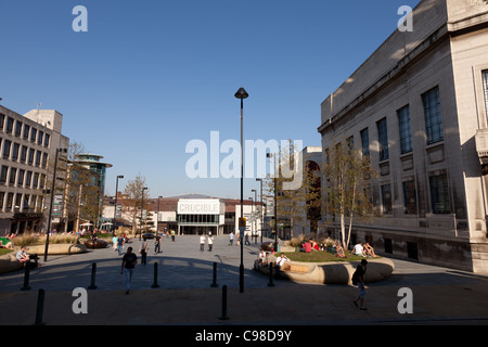 Tudor Square du centre-ville de Sheffield, avec la Bibliothèque centrale et les théâtres Crucible et Lyceum Banque D'Images