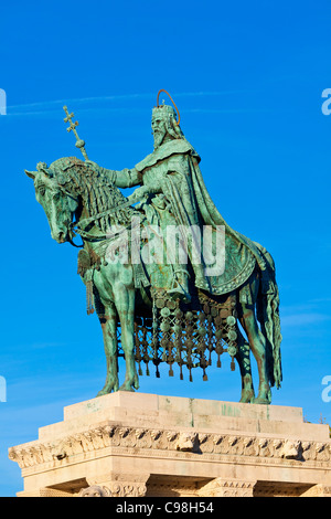 Budapest, Bastion des Pêcheurs et une statue de Saint Stephen Banque D'Images