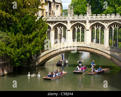 Barques sous le Pont des Soupirs, St John's College, Cambridge. Banque D'Images