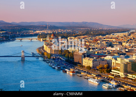 Budapest, le Pont des Chaînes sur le Danube et le bâtiment du parlement hongrois Banque D'Images