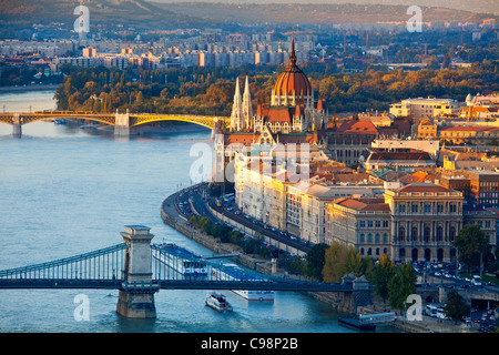 Budapest, le Pont des Chaînes sur le Danube et le bâtiment du parlement hongrois Banque D'Images