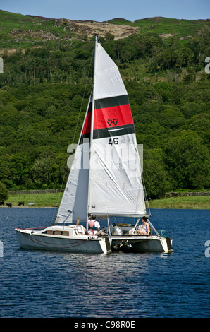 Voile sur l'eau dans le Coniston English Lake District. Banque D'Images