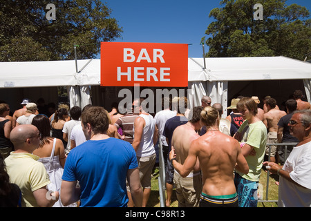 Les fêtards de la Saint-Sylvestre au bar pendant les célébrations du Nouvel An dans les Royal Botanic Gardens. Sydney, Nouvelle-Galles du Sud, au Banque D'Images