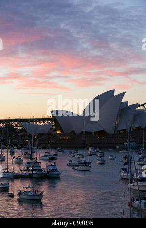 Remplissage des bateaux au port de Sydney pour le Nouvel An des célébrations. Sydney, New South Wales, Australia Banque D'Images