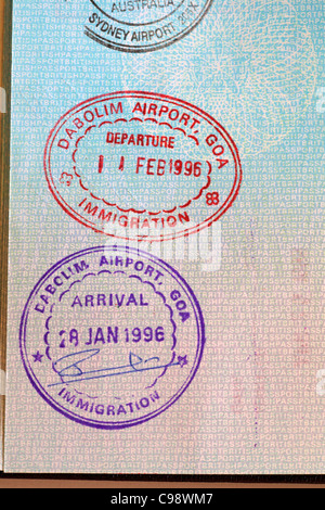 Timbres de l'immigration britannique dans Passeport pour l'aéroport de Dabolim, Goa Banque D'Images