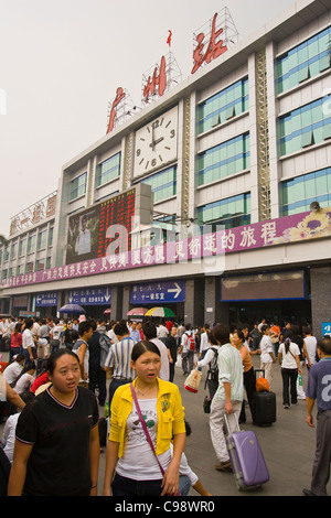 GUANGZHOU, province de Guangdong, Chine - Les passagers en face de la gare, dans la ville de Guangzhou. Banque D'Images