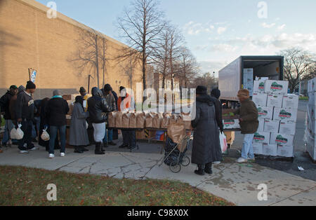 Detroit, Michigan - une distribution mensuelle de la nourriture gratuite pour les résidents à faible revenu par le Detroit Department of Human Services. Les représentants de la ville de Detroit estimation taux de chômage est aussi élevé que 28 pour cent. Banque D'Images