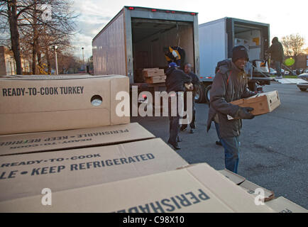 Detroit, Michigan - déchargement des camions pour les travailleurs une distribution mensuelle de la nourriture gratuite pour les résidents à faible revenu par le Detroit Department of Human Services. Les représentants de la ville de Detroit estimation taux de chômage est aussi élevé que 28 pour cent. Banque D'Images