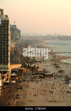 Vue sur l'horizon et de plages de Tel Aviv, Israël. Banque D'Images