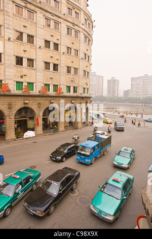 GUANGZHOU, province de Guangdong, Chine - le trafic automobile dans la ville de Guangzhou. Banque D'Images