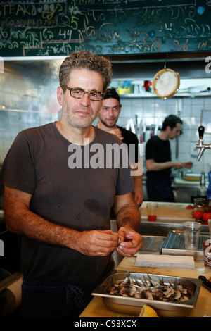 Portrait of Chef Eyal Shani à son Miznon Restaurant, Tel Aviv, Israël. Banque D'Images