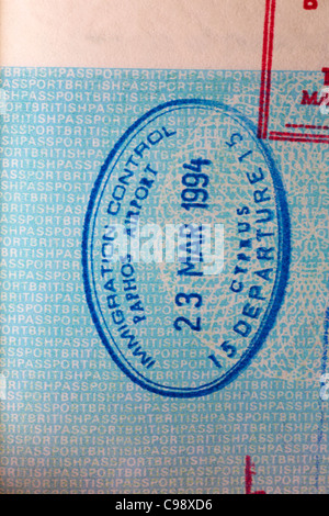 Stamp dans passeport britannique pour le contrôle de l'immigration à l'aéroport de Paphos, Chypre Banque D'Images