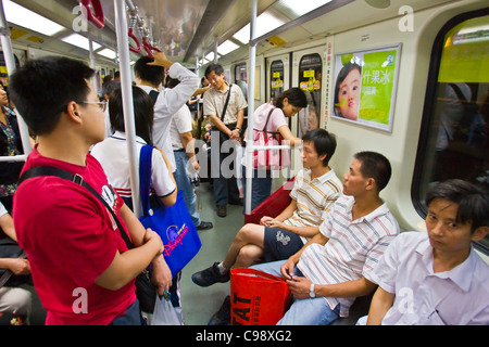 GUANGZHOU, province de Guangdong, Chine - Passagers équitation dans système de métro de voiture, dans la ville de Guangzhou. Banque D'Images