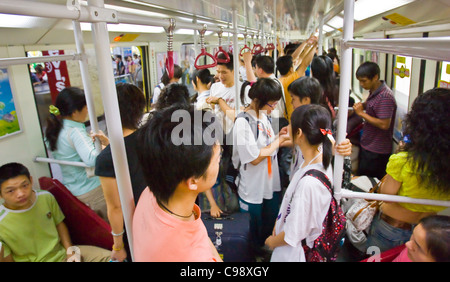 GUANGZHOU, province de Guangdong, Chine - Passagers équitation dans système de métro de voiture, dans la ville de Guangzhou. Banque D'Images