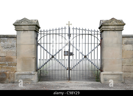 Entrée d'un cimetière avec une porte en fer forgé et des murs en pierre en détail retour gradient with clipping path Banque D'Images