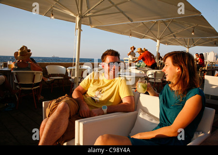 Les gens assis à Casita Bar & Restaurant dans la vieille ville de Jaffa avec vue sur la mer et Tel Aviv, Israël. Banque D'Images