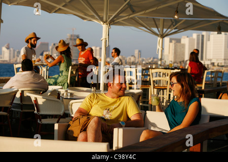 Les gens assis à Casita Bar & Restaurant dans la vieille ville de Jaffa avec vue sur la mer et Tel Aviv, Israël. Banque D'Images