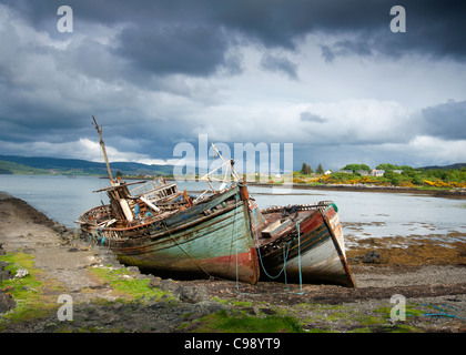 Vieux bateaux de pêche Salen Ile de Mull, en Ecosse. 7726 SCO Banque D'Images